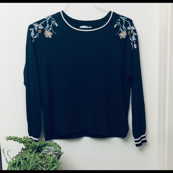 Floral Embroidered Long Sleeve Top - Picture 2 of 4